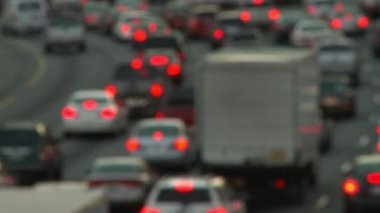 Statik, hızlandırılmış, Atlanta, Georgia'da alacakaranlıkta trafik odak atış dışında.