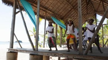 sahnede dans kızlar