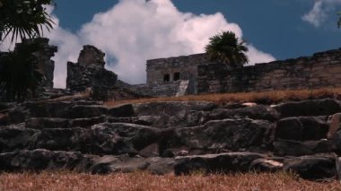 Eski bir binanın kalıntıları.