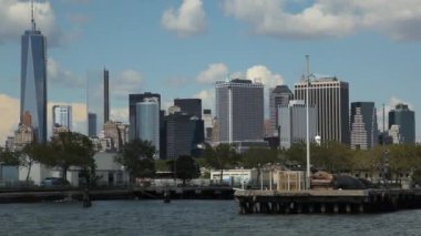 Doğu Nehri 'ni feribotla yüzdürürken New York şehrinin Skyline manzarası.