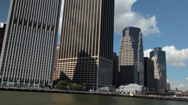 Doğu Nehri feribot ile yüzen ise New York şehir manzarası Yakınlaştırılmış görünümünü.