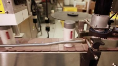 İzleme atış bir Konveyör bant hareketli bir dikdörtgen plastik şişe.