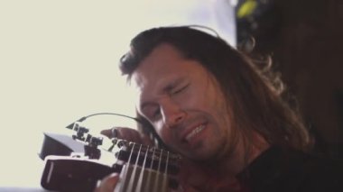 gitarist fretboard görünüyor.