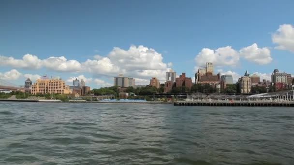 Doğu Nehri 'ni feribotla yüzdürürken New York şehrinin Skyline manzarası. — Stok video