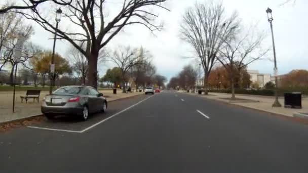 Guidare verso il monumento di Washington in una giornata nuvolosa . — Video Stock