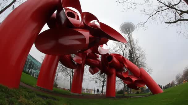 Skulptur mit Blick auf die Weltraumnadel. — Stockvideo