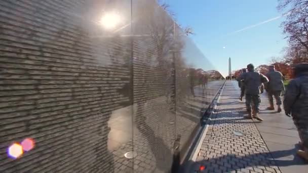 Soldados caminhando por um muro perto do Monumento de Washington . — Vídeo de Stock