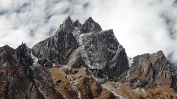 Nuvens passando sobre picos do Himalaia — Vídeo de Stock