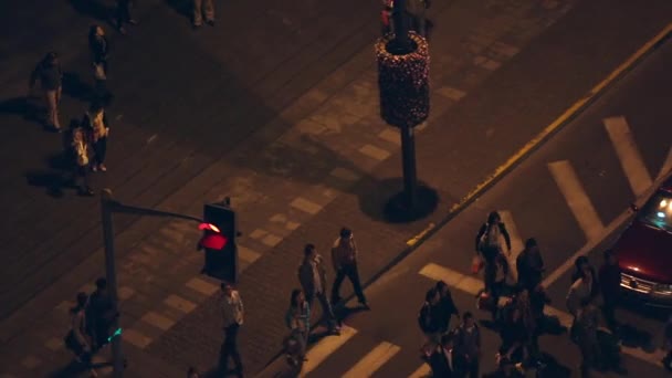 Vista panoramica zoomata delle persone che attraversano il traffico . — Video Stock