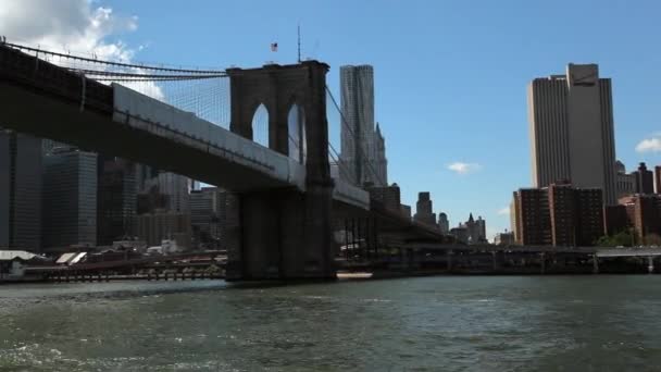 Panoráma megtekintése, miközben úszó az East River, a Brooklyn-híd közelében. — Stock videók