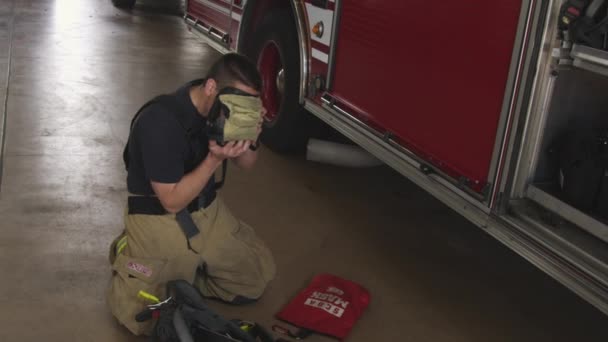 Bombeiro perto de caminhão de bombeiros — Vídeo de Stock