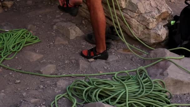 Escalador de rocha arraigando seu calçado — Vídeo de Stock