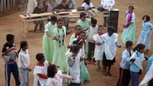 African kids performing for others and dancing. — Stock videók
