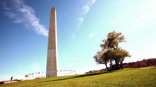 Pan of Washington Monument et son terrain à Washington DC avec fusée éclairante — Video