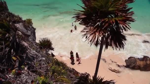 Colpo di pistola da una scogliera di persone che giocano sulla costa dell'oceano . — Video Stock