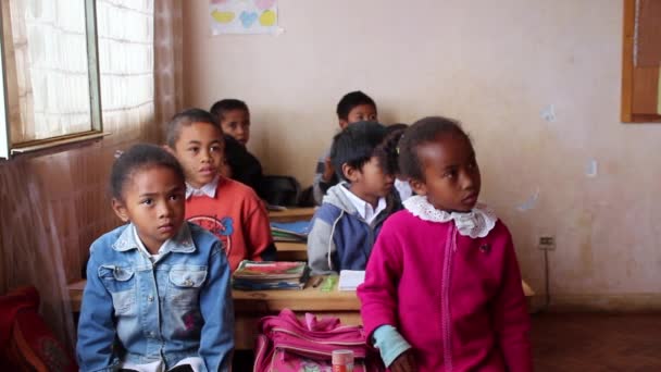 Jonge kinderen in een klas. — Stockvideo
