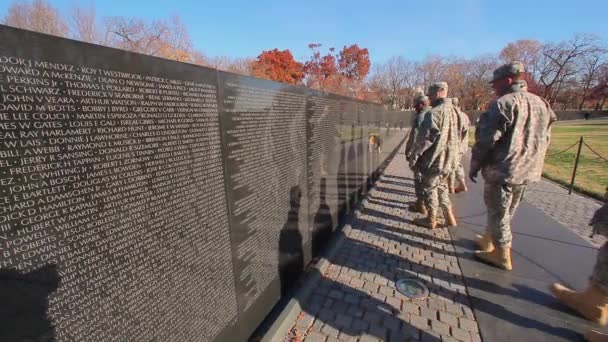 Tentara berjalan oleh Monumen Perang Vietnam . — Stok Video