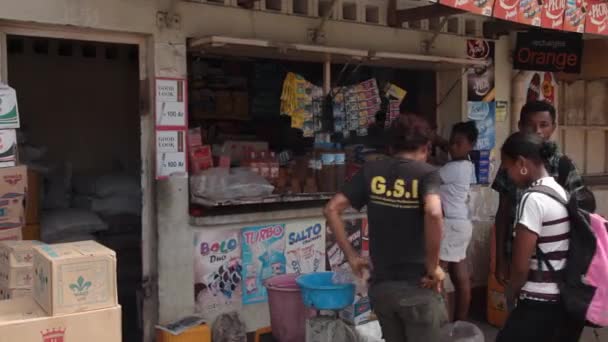 Vrouw helpen van klanten op de stand van haar voedsel. — Stockvideo