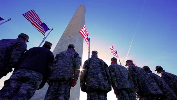 Grupp soldater på Washington monument. — Stockvideo