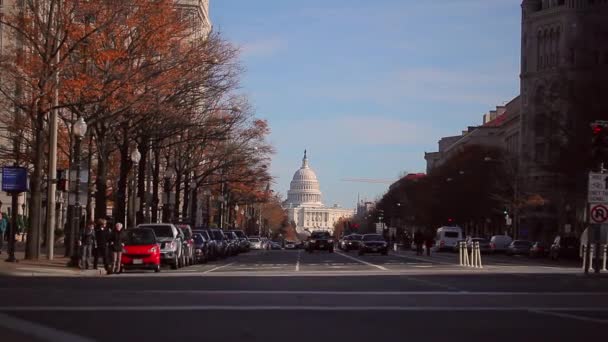 Concurrida carretera frente al edificio del Capitolio de EE.UU. — Vídeo de stock