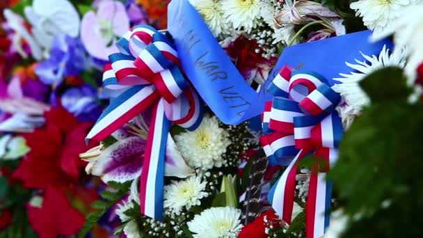 Flores y banderas en el Memorial de Veteranos de la Guerra de Corea — Vídeos de Stock