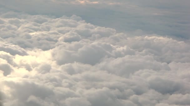 Nubes blancas esponjosas . — Vídeo de stock