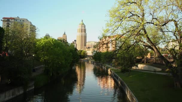 Gebouw van de toren van het leven in de San Antonio River. — Stockvideo