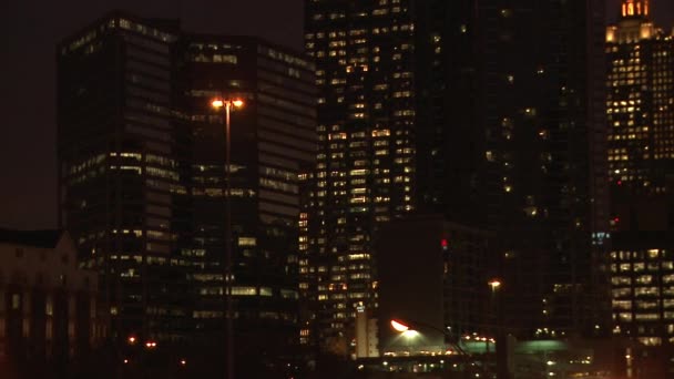 Panorámica de izquierda a derecha, primer plano medio, muy oscuro, plano nocturno de la iluminada Atlanta Skyline . — Vídeos de Stock
