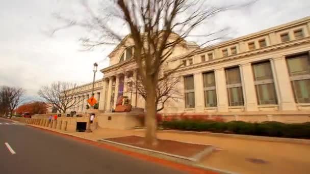 Gebäude mit ionischen Säulen und vielen Fenstern in Washington DC. — Stockvideo