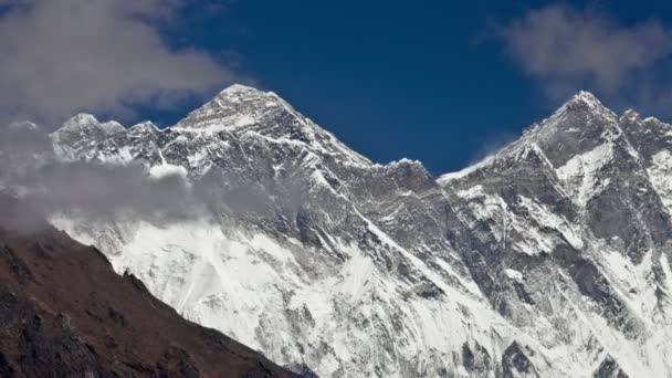 Тучи, пролетающие над Гималаями — стоковое видео