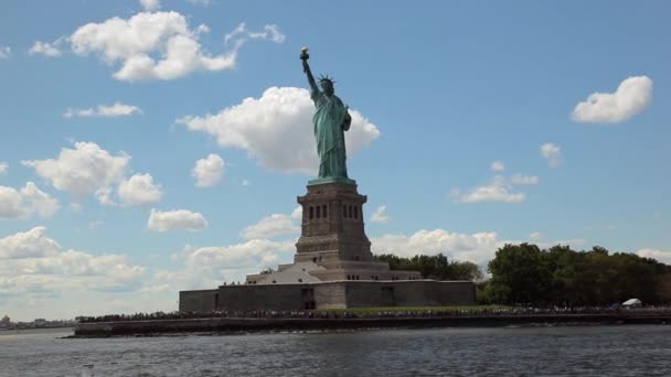 Blick auf die Freiheitsstatue während der Fahrt auf dem Hudson River mit der Fähre. — Stockvideo