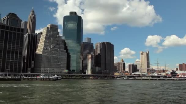 Doğu Nehri 'ni feribotla yüzdürürken New York şehrinin Skyline manzarası. — Stok video