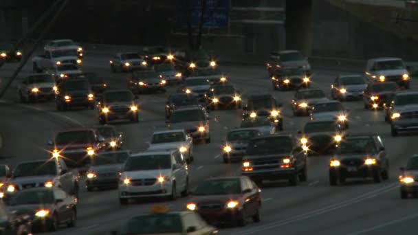 Trafik på motorvägen medan solen knappt lyser scenen i Atlanta, Georgia. — Stockvideo