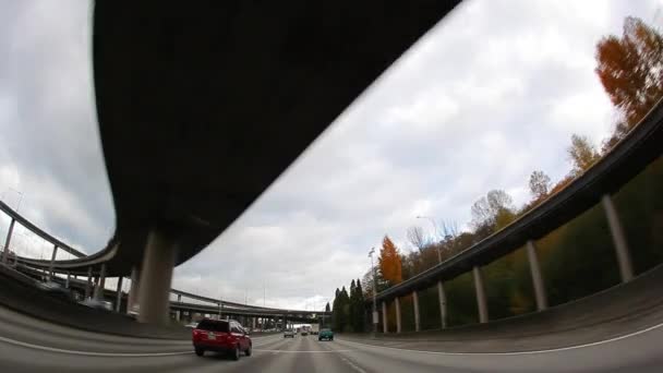 Автомобили едут по шоссе — стоковое видео