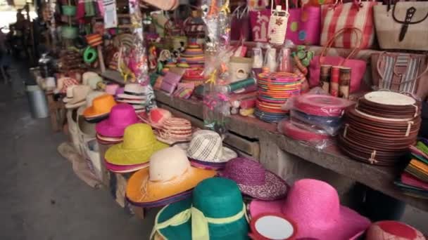 Straßenmarkt mit bunten Hüten und Handtaschen. — Stockvideo