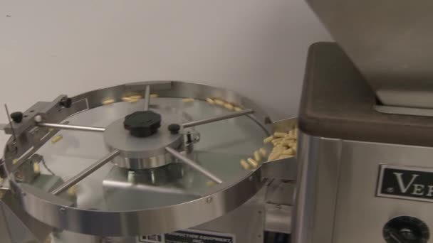Plato de mano de una máquina clasificadora de cápsulas . — Vídeos de Stock