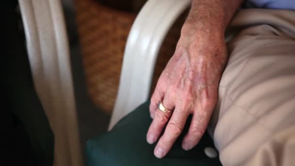 A close up shot of an elderly man's wedding ring on his right hand. — Stock Video