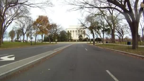 Bulutlu bir günde ABD Capitol binaya doğru sürüş. — Stok video