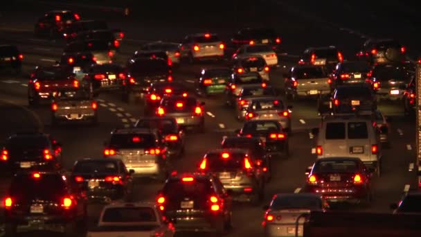 Estática, rack foco tiro de tráfego à noite em Atlanta, Geórgia . — Vídeo de Stock