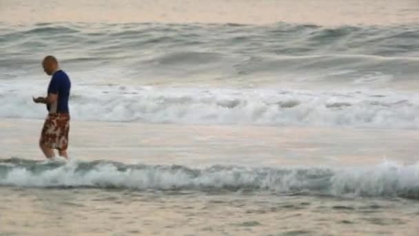 사람이 해변에서 산책 — 비디오