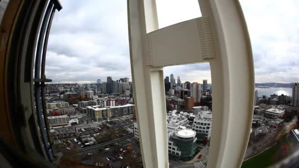 Vista panorâmica de dentro do elevador descendo na Agulha Espacial . — Vídeo de Stock