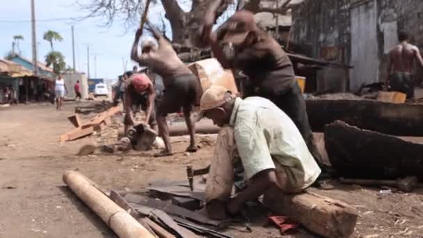 Men working in a rundown village. — Stock Video