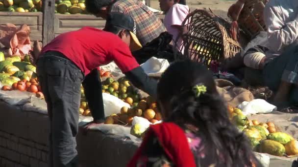 Товары на деревенском рынке Непала — стоковое видео