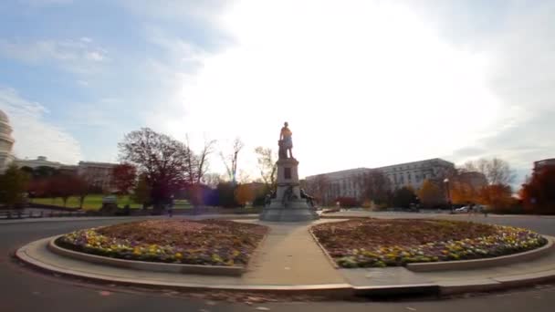 James A. Garfield emlékmű közelében az Egyesült Államok Capitoliuma. — Stock videók