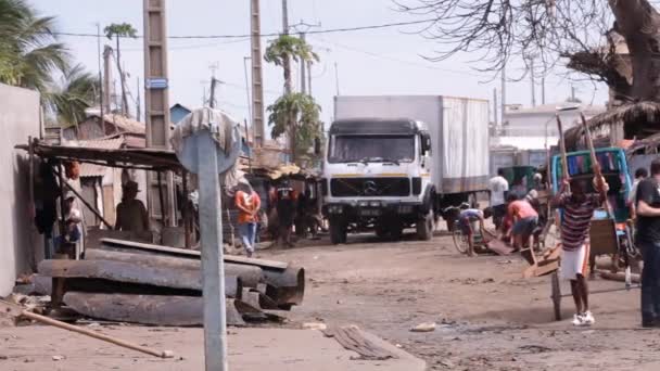 Villiage straat met mensen en grote vrachtwagen — Stockvideo