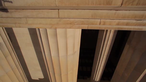 Большие колонны у мемориала Линкольна в Вашингтоне — стоковое видео
