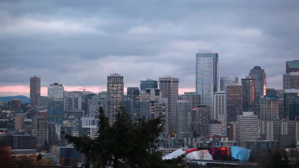 Seattle med himlen full av moln. — Stockvideo