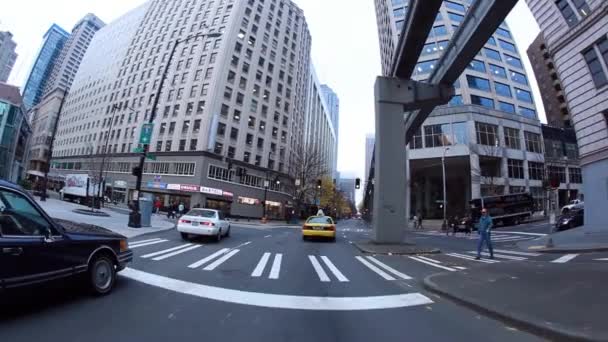 シアトルの通りの街中を走る車. — ストック動画