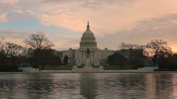 ワシントンDCの日没時に米国議会議事堂の時間帯の静的なショット. — ストック動画