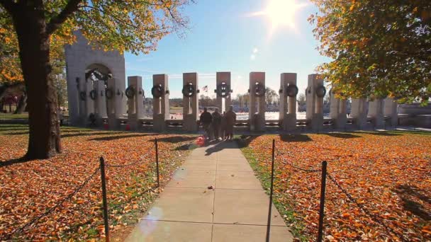 Soldater marscherar från andra världskriget minnesmärke. — Stockvideo